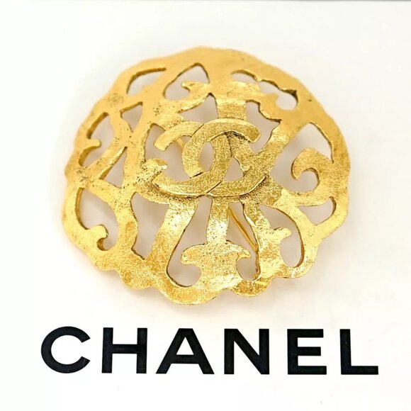 CHANEL CC Logos Filigree Camellia Brooch Gold Tone 25 Pin Auth w/Box n1144-2 - Picture 1 of 16